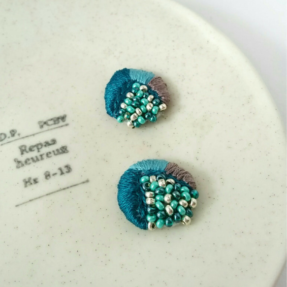 green&silver drops　ビーズ 刺繍　ピアス 4枚目の画像