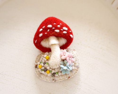 ꨄMiria✿ ページ♡autumn♡秋♡キノコ気球♡ピンク♡羊毛フェルト 羊毛フェルトのきのこブローチ（赤*B） ブローチ 澤田クマ制作所