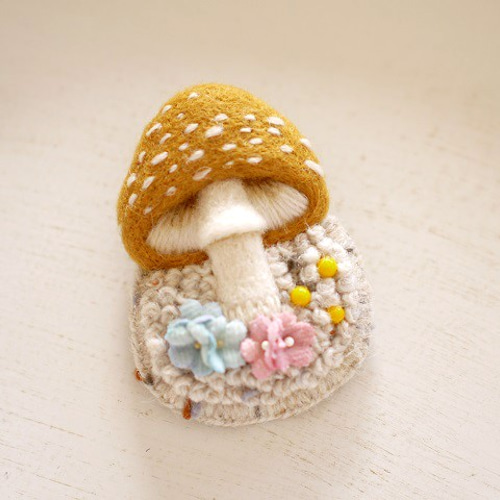 羊毛フェルトのきのこブローチ（黄*A） ブローチ 澤田クマ制作所 通販