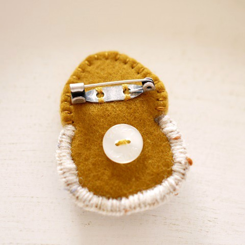 羊毛フェルトのきのこブローチ（黄*A） ブローチ 澤田クマ制作所