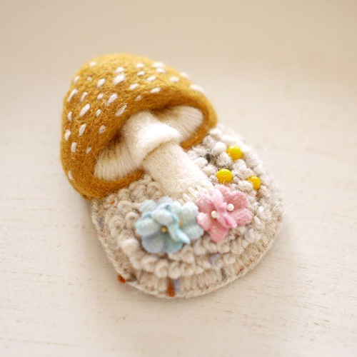 羊毛フェルトのきのこブローチ（黄*A） ブローチ 澤田クマ制作所 通販