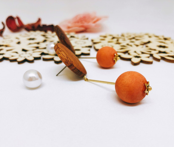 [再次上架]木質彩色球形鈦金耳環/耳環“ Orange” 第3張的照片