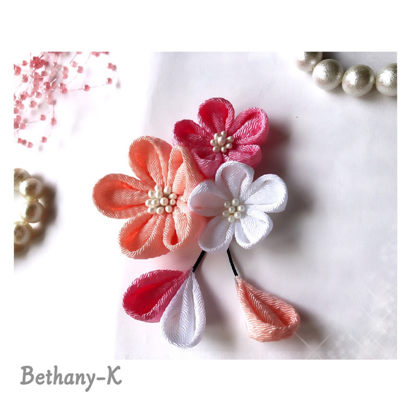 ◆小花が可愛い和モダン髪飾り(下がり付き)◆桜×ローズピンク×白色のつまみ細工　BETHANY- K_ベサニK製作所 4枚目の画像