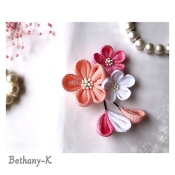◆小花が可愛い和モダン髪飾り(下がり付き)◆桜×ローズピンク×白色のつまみ細工　BETHANY- K_ベサニK製作所 5枚目の画像