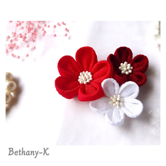 ◆小花が可愛い和モダン髪飾り(下がり無し)◆えんじ×赤×白色のつまみ細工　BETHANY- K_ベサニK製作所 1枚目の画像