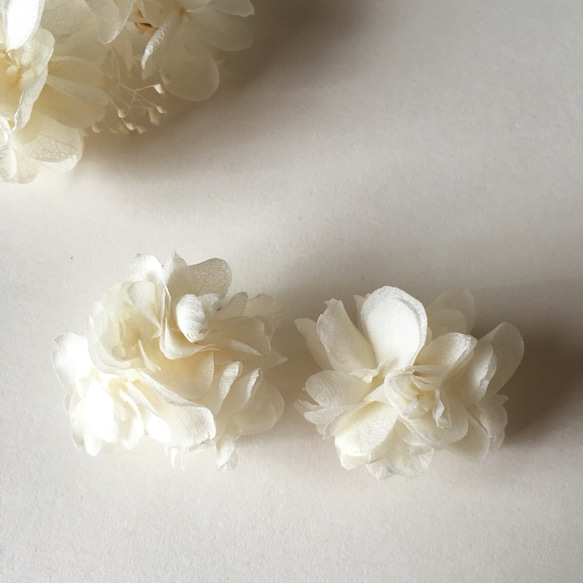 紫陽花のピアス*ホワイト* 2枚目の画像