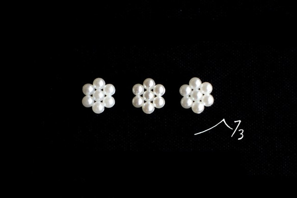 24個 花型 9㎜ 白 アクリルビーズ 素材 材料 パーツ ダイヤモンドダスト スノー 1枚目の画像