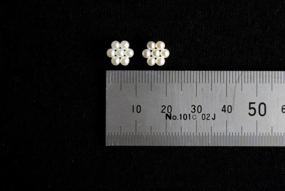 24個 花型 9㎜ 白 アクリルビーズ 素材 材料 パーツ ダイヤモンドダスト スノー 2枚目の画像