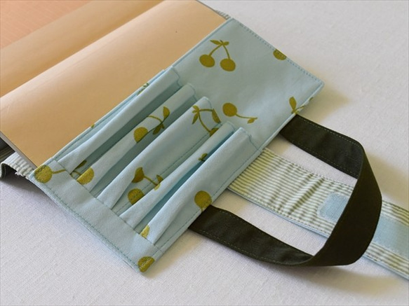 看護学生のための筆記用具が5本収納できるレビューブックカバー（さくらんぼ／ミントグリーン） 4枚目の画像