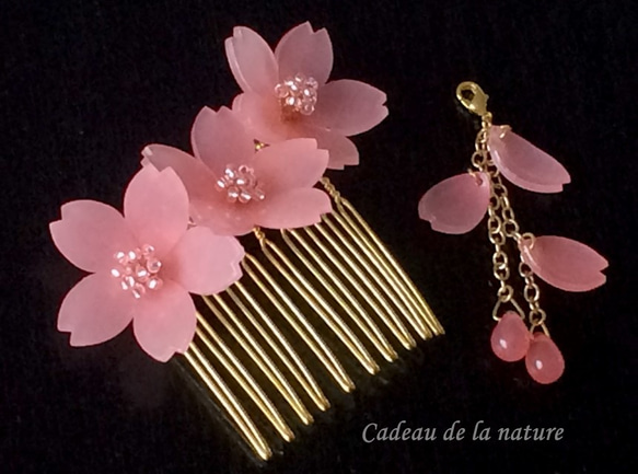 コーラルピンクの桜のヘアコーム 4枚目の画像