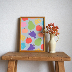 「花と果実と蝶模様（グレイ）」A4ポスター 1枚目の画像