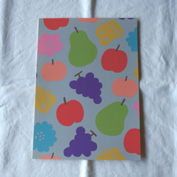「花と果実と蝶模様（グレイ）」A4ポスター 3枚目の画像