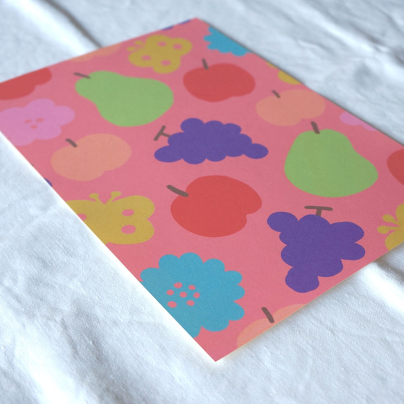 「花と果実と蝶模様（ピンク）」A4ポスター 2枚目の画像