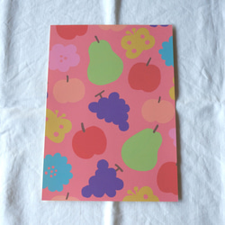 「花と果実と蝶模様（ピンク）」A4ポスター 3枚目の画像