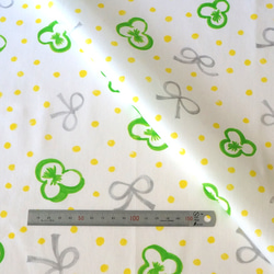 ＊【70×50cm】サテン生地（オーガニックコットン）スミレとリボンと水玉（green-grey-yellow） 2枚目の画像