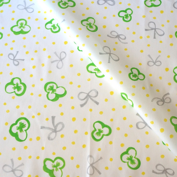 ＊【69×105cm】サテン生地（オーガニックコットン）スミレとリボンと水玉（green-grey-yellow） 1枚目の画像