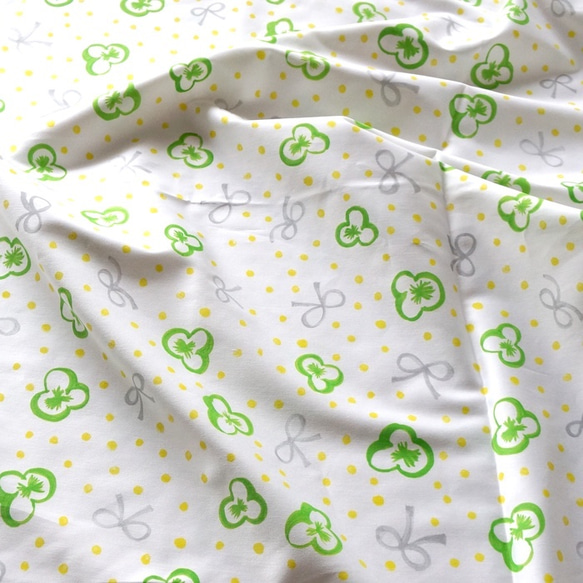 ＊【69×105cm】サテン生地（オーガニックコットン）スミレとリボンと水玉（green-grey-yellow） 3枚目の画像