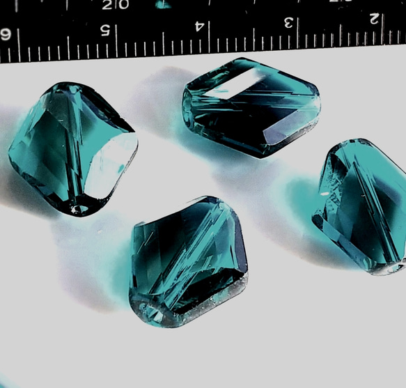 送料無料＊10個＊煌めく ダイヤモンドツイスト ガラスビーズ インディゴライト 2枚目の画像