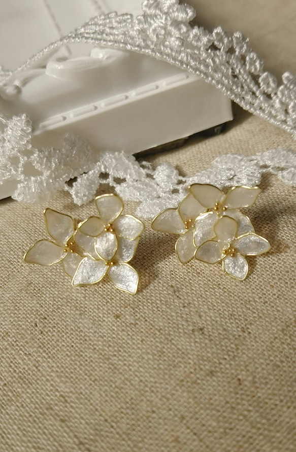 マニキュアフラワーのシルバーラメ3個花ピアス ピアス