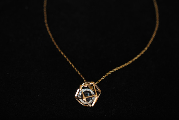 【14kgf】ケイジのダイヤカットガラスネックレス 4枚目の画像
