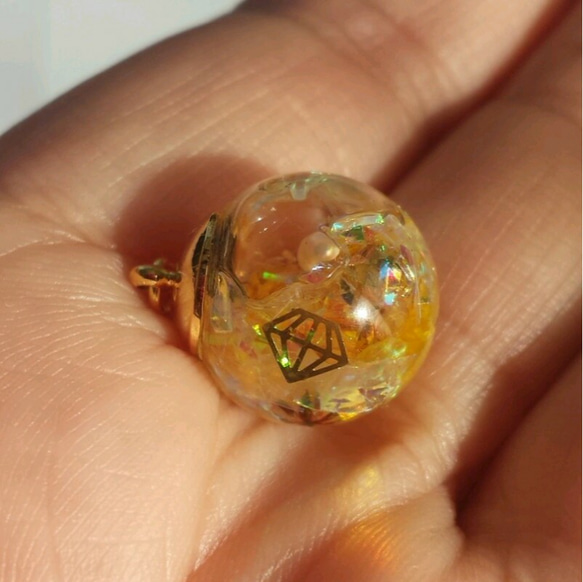 ダイヤモンド入りハーバリウム樹脂ピアス☆イエロー (イヤリング、ノンホールピアス、ピアスに変更可能) 1枚目の画像