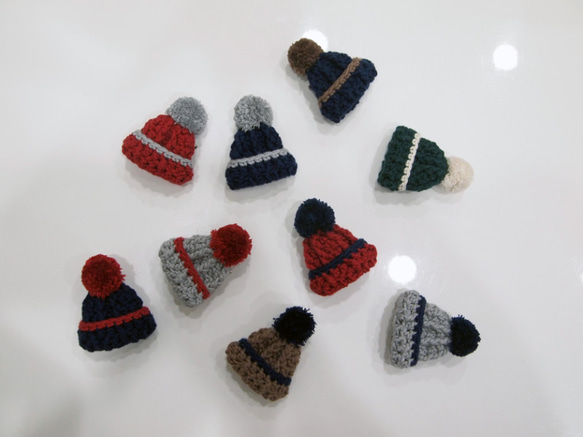 【受注生産】手編み ひつじ舎カラー ニット帽のブローチ【全9種】 1枚目の画像