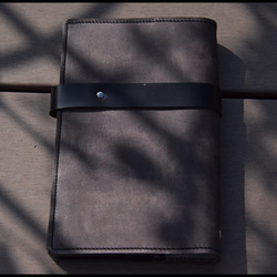 【Polilavo】【ｵｰﾙﾊﾝﾄﾞﾒｲﾄﾞ】バイブルサイズ　本革　システム手帳　罫線リフィル　カードポケット　ベルト付 3枚目の画像