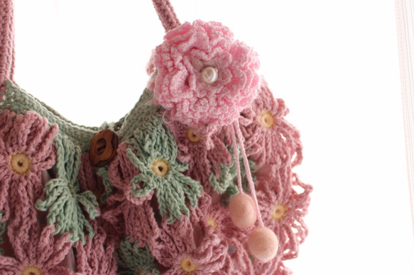 花モチーフつなぎのグラニーバッグ　コサージュ付き　ピンク＆グリーン 2枚目の画像