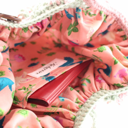 花モチーフつなぎのグラニーバッグ　コサージュ付き　ピンク＆グリーン 3枚目の画像