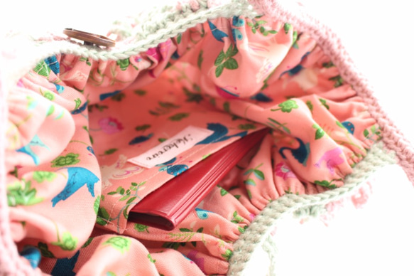 花モチーフつなぎのグラニーバッグ　コサージュ付き　ピンク＆グリーン 3枚目の画像