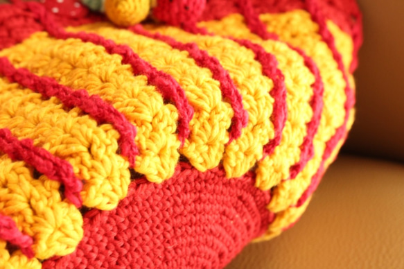 レトロテイストの編みカゴバッグ（いちごバージョン） 2枚目の画像