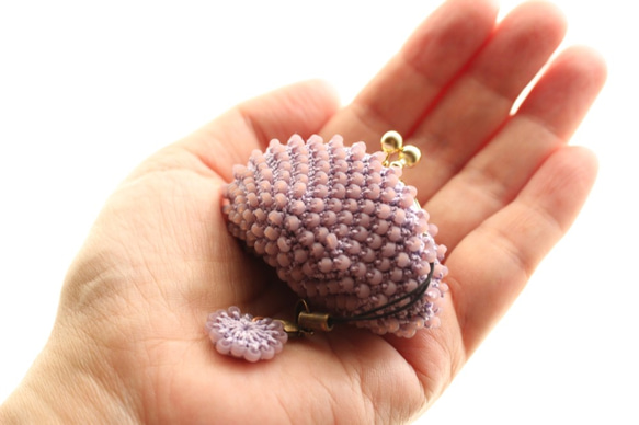 レトロなビーズ編みの小さながま口（紫） 1枚目の画像