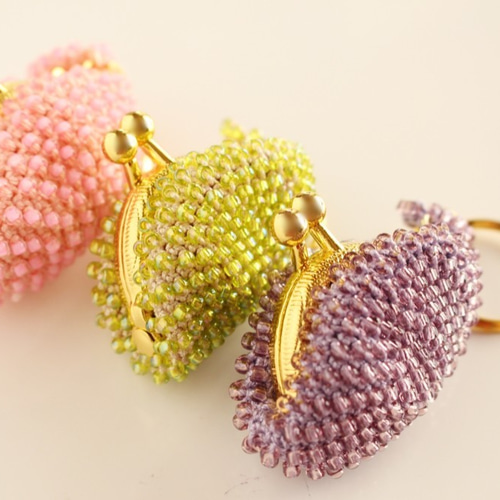 再販】レトロなビーズ編みのミニがま口 キーホルダータイプ（ピンク