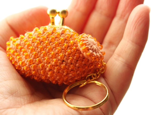 バッグチャーム　レトロなビーズ編みのミニがま口（オレンジ） 1枚目の画像