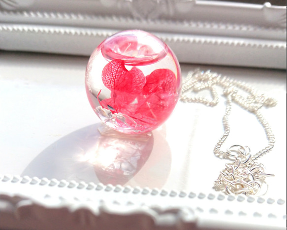 水晶さざれ入り赤紫陽花のハーバリウムネックレス 6枚目の画像