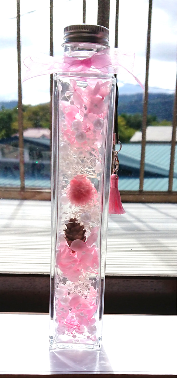 パールが可愛らしいピンクのハーバリウム 3枚目の画像