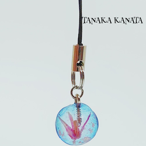 レジンに閉じ込められちゃった！？小さな折り鶴ストラップ(ピンク×空