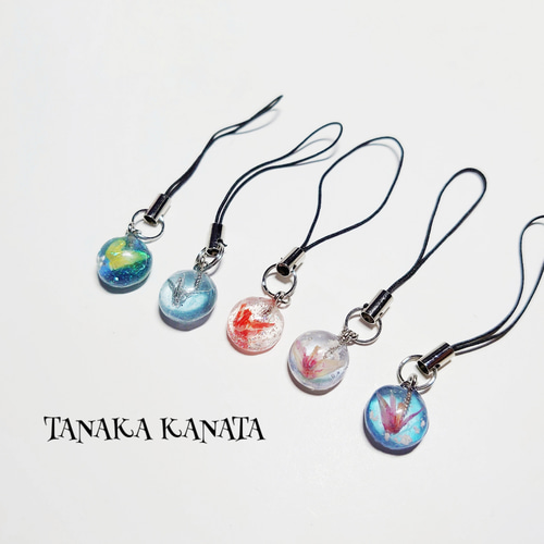 レジンに閉じ込められちゃった！？小さな折り鶴ストラップ(ピンク×空