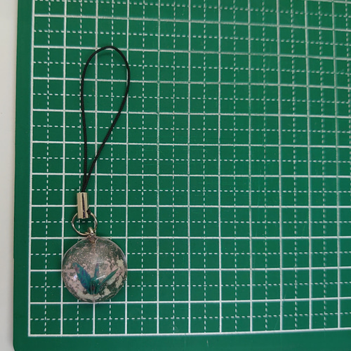 レジンに閉じ込められちゃった！？折り鶴ストラップ(水色×ピンク空