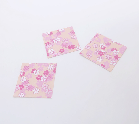 【浴衣にも】ゆれる千代紙の折り鶴ピアス(桜柄×桃色)  イヤリングに交換可能。 成人式。 和 3枚目の画像