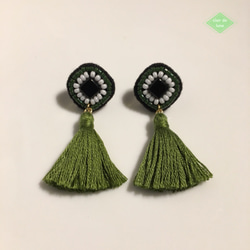 ビーズ刺繍タッセルピアス 2枚目の画像