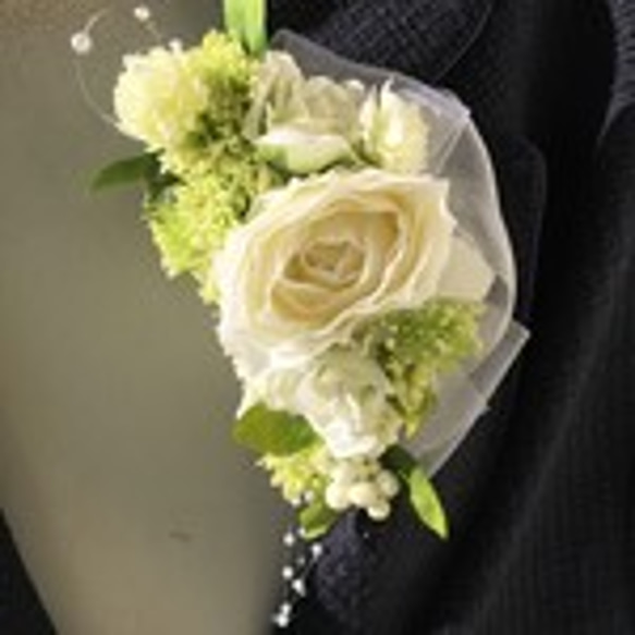 春の花束 白いオーガンジーのクレセントコサージュ 2枚目の画像
