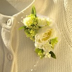 春の花束 白いオーガンジーのクレセントコサージュ 3枚目の画像