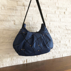 プリーツ入りバッグ - Navy Blue Satin 1枚目の画像