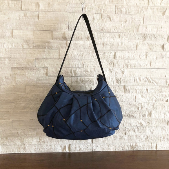 プリーツ入りバッグ - Navy Blue Satin 3枚目の画像