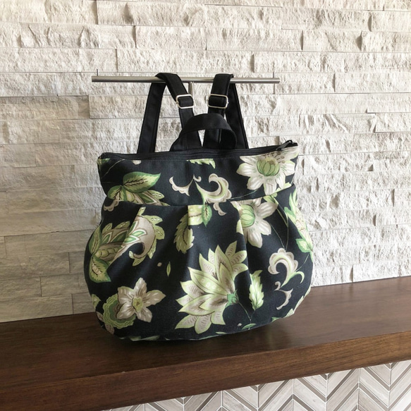 SALE // バルーン型バックパック - Large green Floral 1枚目の画像