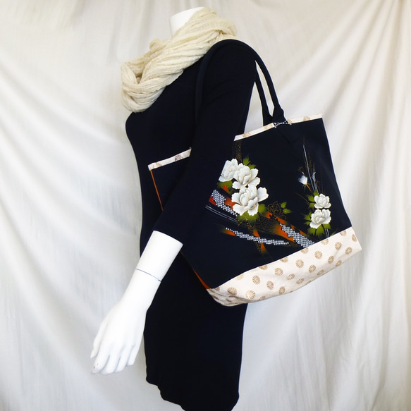 ゴージャス！黒絵羽織のリメイク、軽くて使いやすい、大きなトートバッグ、白牡丹の花 4枚目の画像