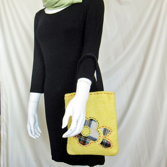 黄色の厚手ウール、可愛いお花のチェック柄カットワークバッグ、iPad、タブレットケース 4枚目の画像