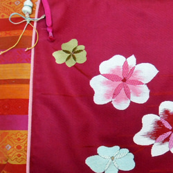 かわいい名古屋帯リメイク2-WAY キュートな斜めがけメッセンジャーバッグ- ルビー色にピンクの花ととアジアン模様 3枚目の画像