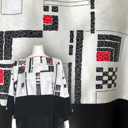 留袖とモダンな着物のリメイク：２トーン、２通り使える折り紙ドルマンブラウス＆シュラグジャケット、家紋付き 2枚目の画像
